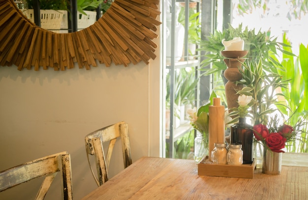 Table en bois vintage dans la boutique