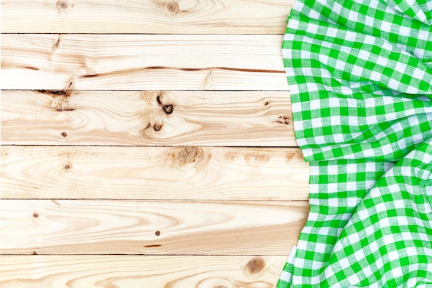 Table en bois, vue de dessus, nappe à carreaux vert