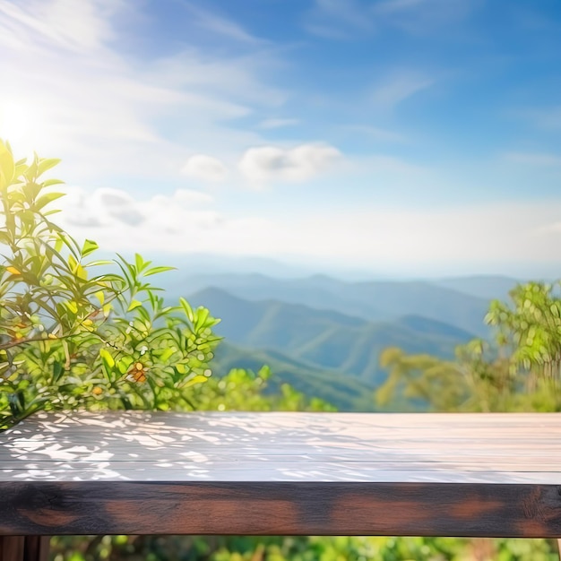 Une table en bois avec vue sur les montagnes en arrière-plan