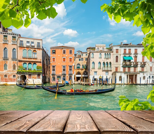 Photo table en bois avec vue sur venise