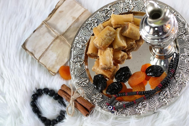 Table de bonbons de l'Est sur un plateau d'argent baklava et collation de tamarin sur le lieu de travail