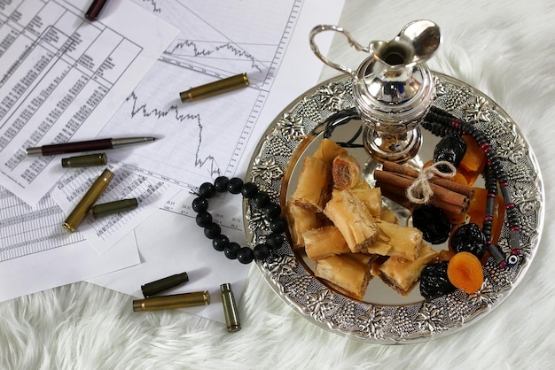 Table de bonbons de l'Est sur un plateau d'argent baklava et collation de tamarin sur le lieu de travail