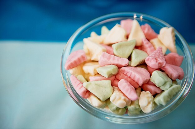 Table De Bonbons Pour La Fête D'anniversaire Des Enfants En Turquoise Et  Violet Un Sentiment De Joie De Fête De Beaux Bonbons