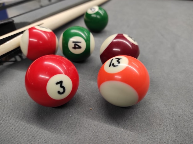 La table avec des boules de billard