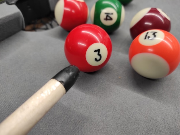 La table avec des boules de billard