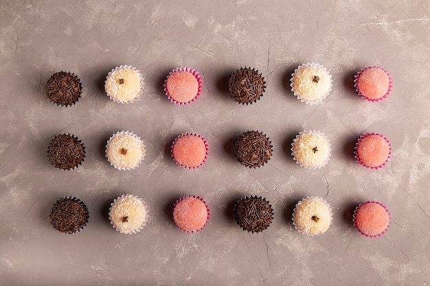 Table avec brigadeiro et divers bonbons de fête