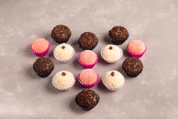 Table avec brigadeiro et divers bonbons de fête