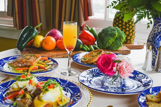 Table de brunch avec mimosas et plats de brunch Table avec fleurs et talavera mexicaine