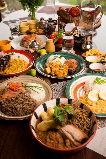 Table de buffet assortie de plats populaires traditionnels péruviens