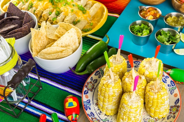 Table de buffet de fête Fiesta avec cuisine mexicaine traditionnelle.