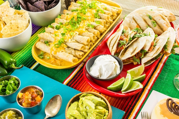 Table de buffet de fête Fiesta avec cuisine mexicaine traditionnelle.