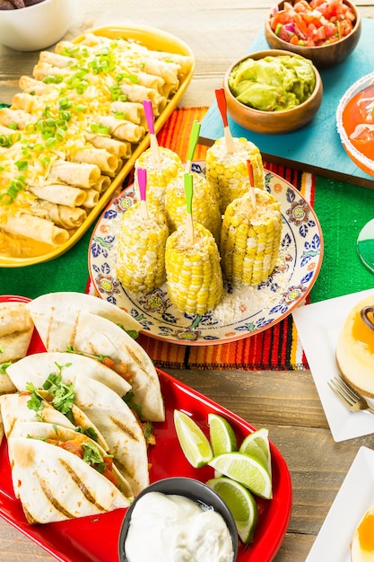 Table de buffet de fête Fiesta avec cuisine mexicaine traditionnelle.