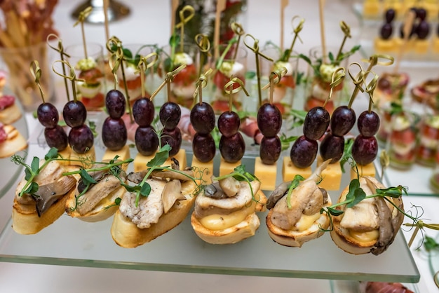 Table de buffet de restauration hors site avec divers canapés, sandwichs, hamburgers et collations