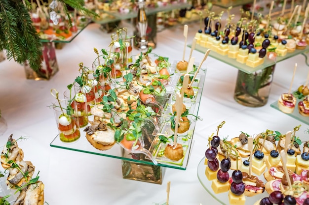 Table de buffet de restauration hors site avec divers canapés, sandwichs, hamburgers et collations