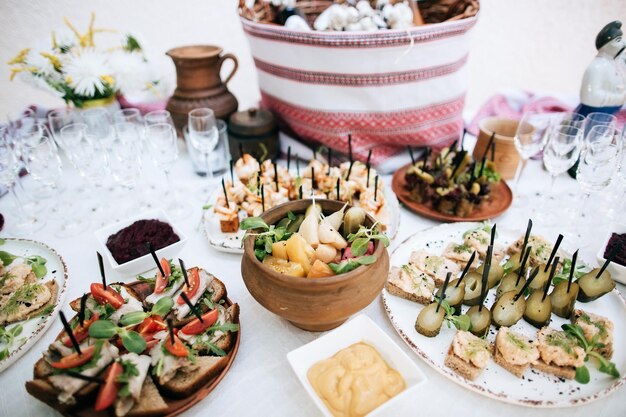 Table de buffet traditionnelle nationale avec alcool et collations lors de la célébration du mariagex9xA