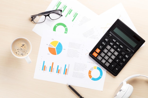 Table de bureau d'affaires avec cartes et tasse à café