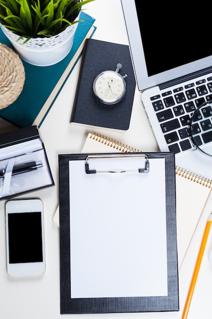 Photo table de bureau blanche avec beaucoup de choses dessus.