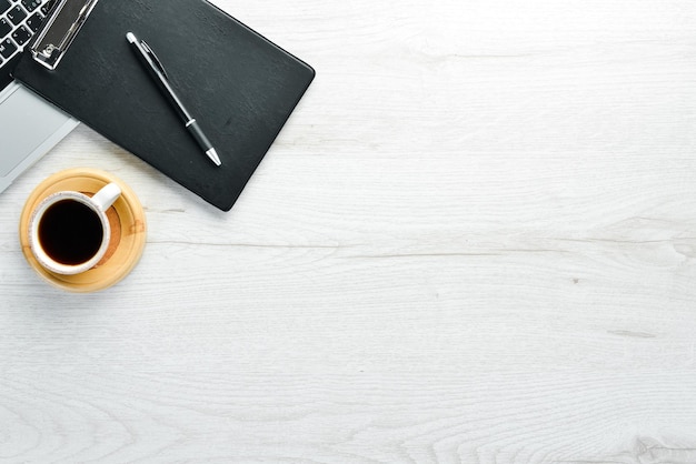 Table de bureau blanche avec bloc-notes et fournitures de bureau Vue de dessus avec espace de copie à plat