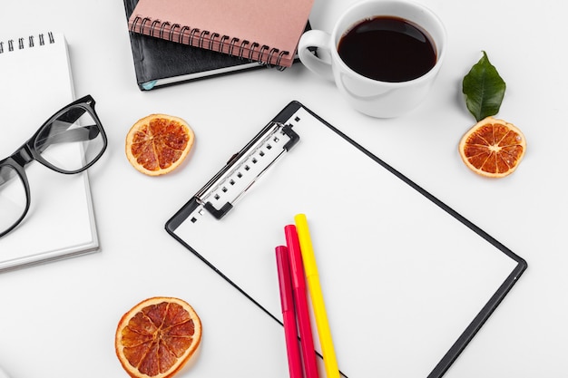 Table de bureau blanche, concept d&#39;entreprise et d&#39;éducation