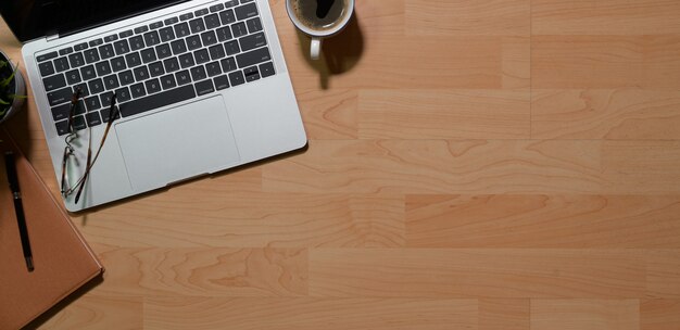 Table de bureau en bois avec clavier PC, fournitures de bureau et espace de copie