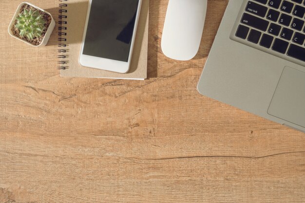 Table de bureau en bois avec des fournitures.