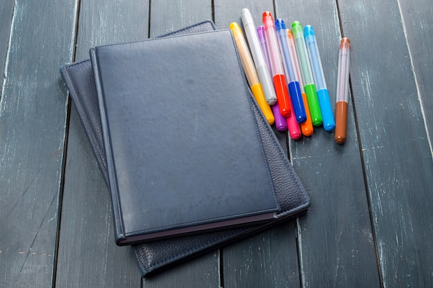 Table de bureau avec cahier et marqueurs