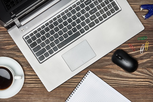 Table de bureau avec clavier et tasse à café