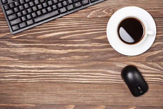 Table de bureau avec clavier et tasse à café