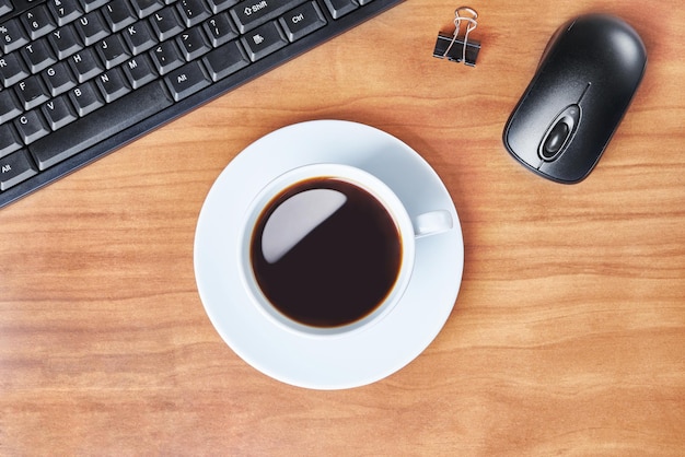 Table de bureau avec clavier et tasse à café