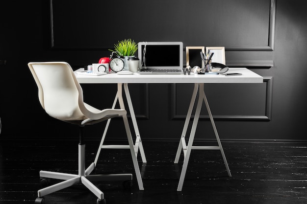 Table de bureau en cuir de bureau avec ordinateur, fournitures