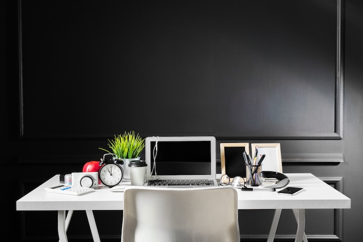 Photo table de bureau en cuir avec ordinateur, fournitures