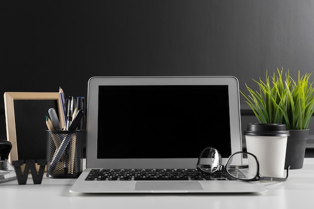 Table de bureau en cuir avec ordinateur, fournitures