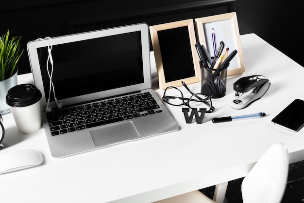 Table de bureau en cuir avec ordinateur, fournitures
