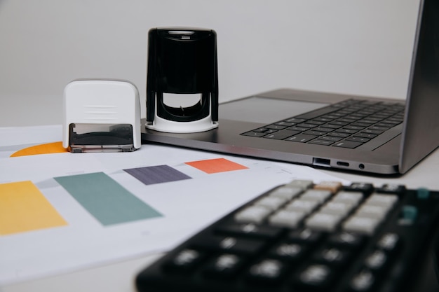 Table de bureau avec documents pour ordinateur portable et tampon en caoutchouc Concept d'entreprise