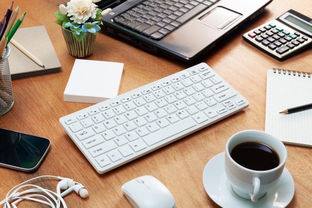 Table de bureau du lieu de travail et des objets commerciaux.