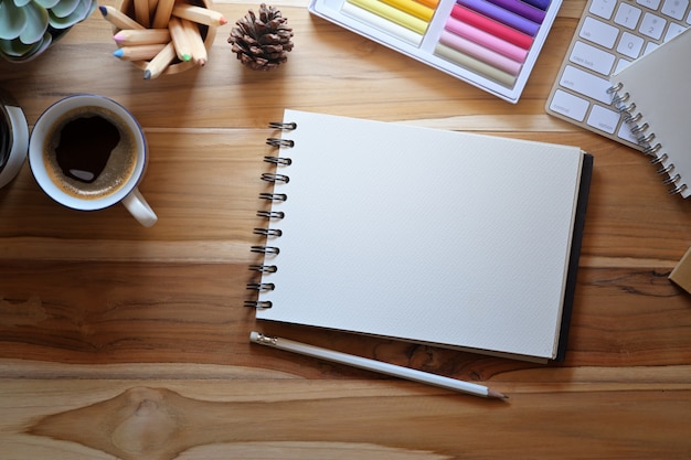 Table de bureau avec ensemble de fournitures colorées, ordinateur et espace de copie