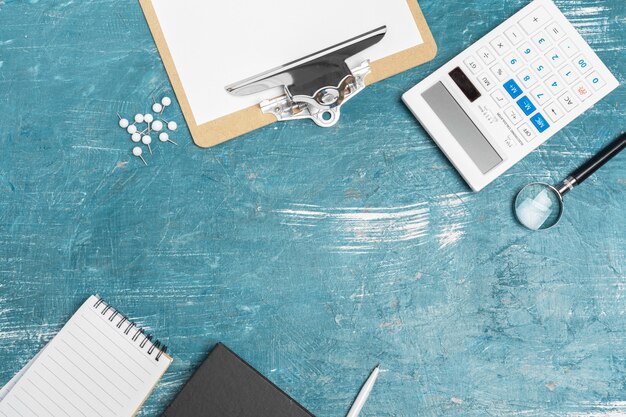 Table de bureau avec fournitures et calculatrice bouchent