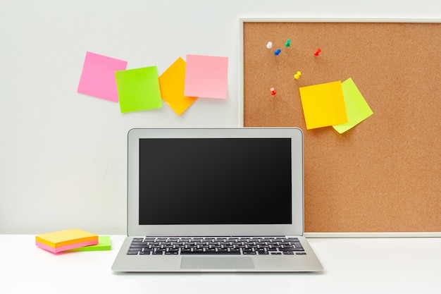 Table de bureau avec fournitures