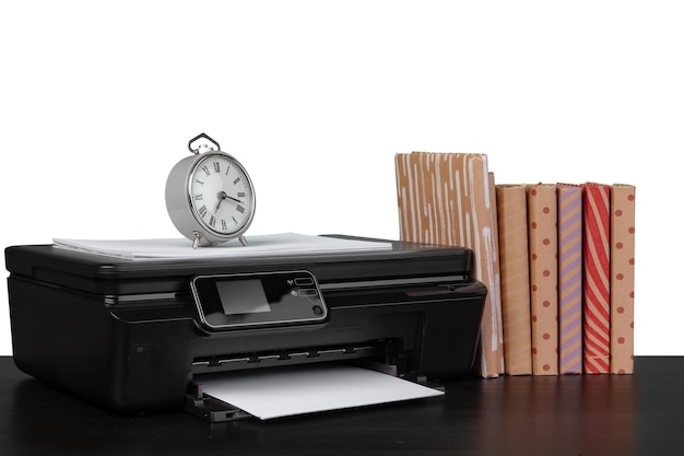 Table de bureau avec imprimante laser et livres sur fond blanc