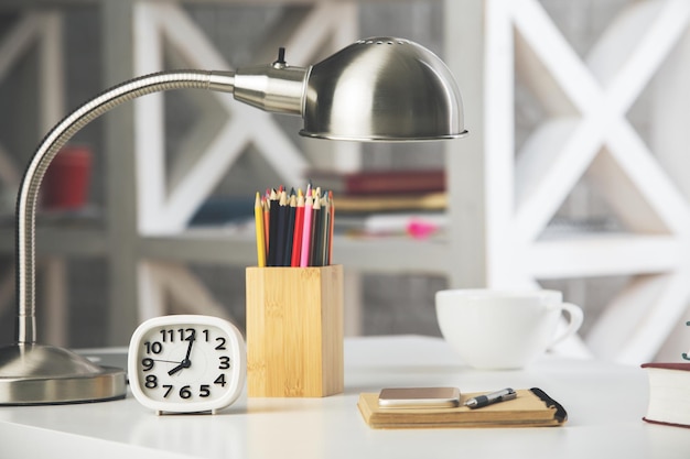 Photo table de bureau avec des objets