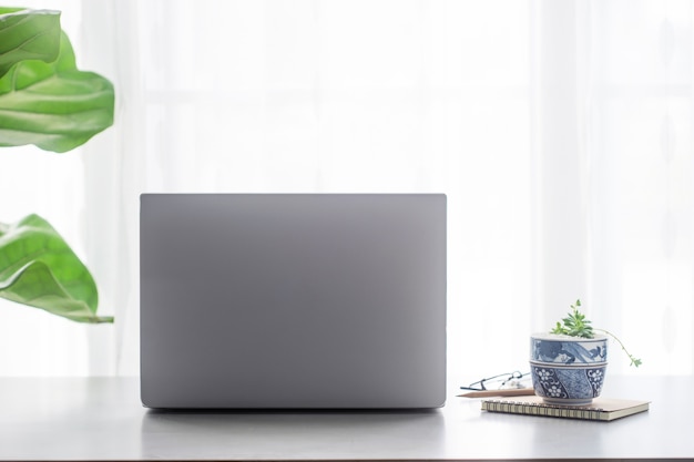 Table de bureau avec ordinateur portable, fournitures avec espace de copie dans le bureau.