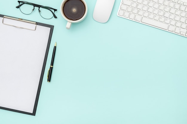 Table de bureau avec ordinateur portable et fournitures