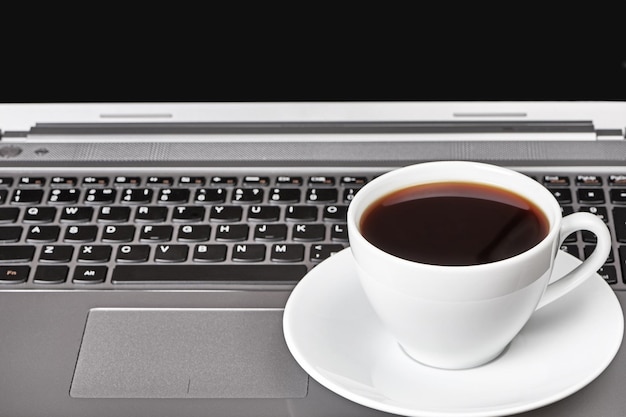 Table de bureau avec ordinateur portable et tasse à café