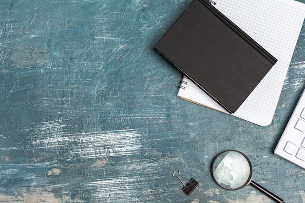 Table de bureau avec papier, clavier d'ordinateur et fournitures se bouchent