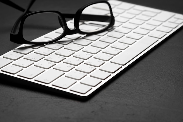 Table de bureau avec pc, lunettes