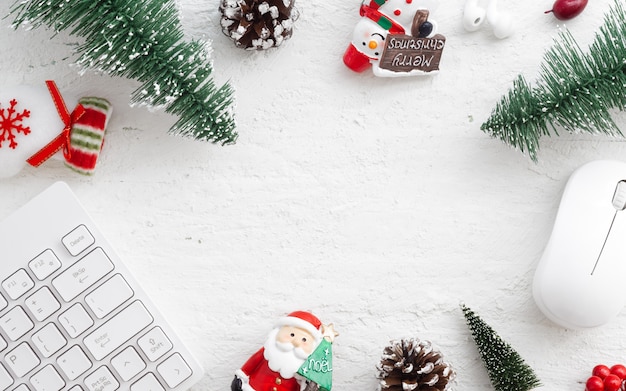 Table de bureau plate avec décoration de Noël