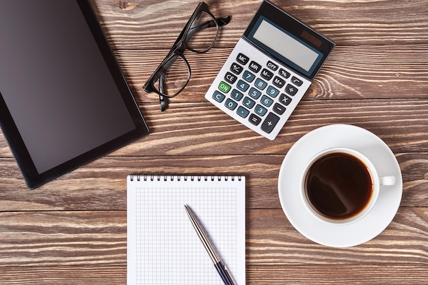 Table de bureau avec tablette numérique et tasse à café