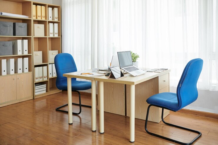 Photo table de bureau avec tablette pour ordinateur portable et documents