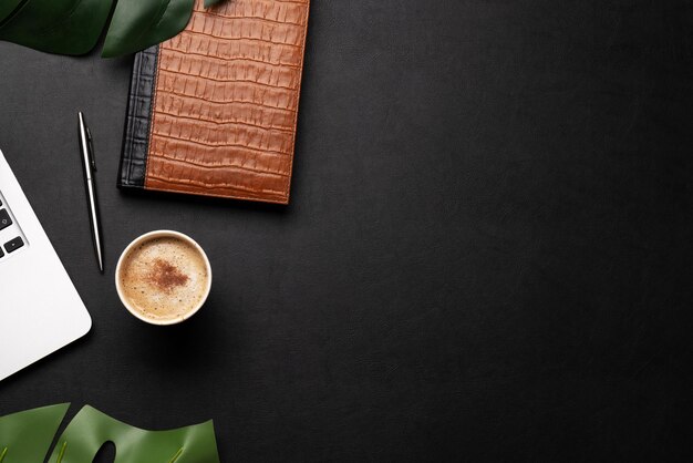 Table de bureau avec tasse de café pour ordinateur portable et fournitures