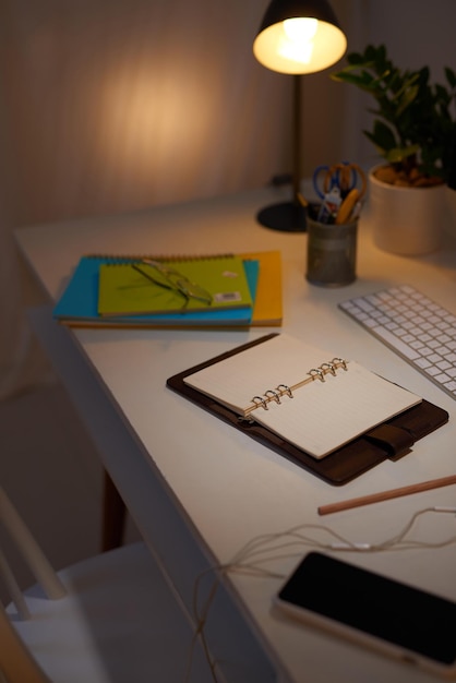 Table de bureau avec usine de fournitures informatiques et tasse à café